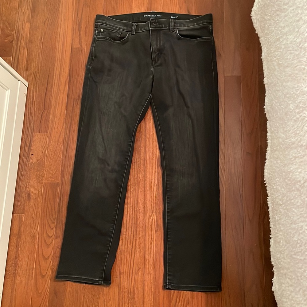 Banana Republic Traveler Jean. Black. 34x30